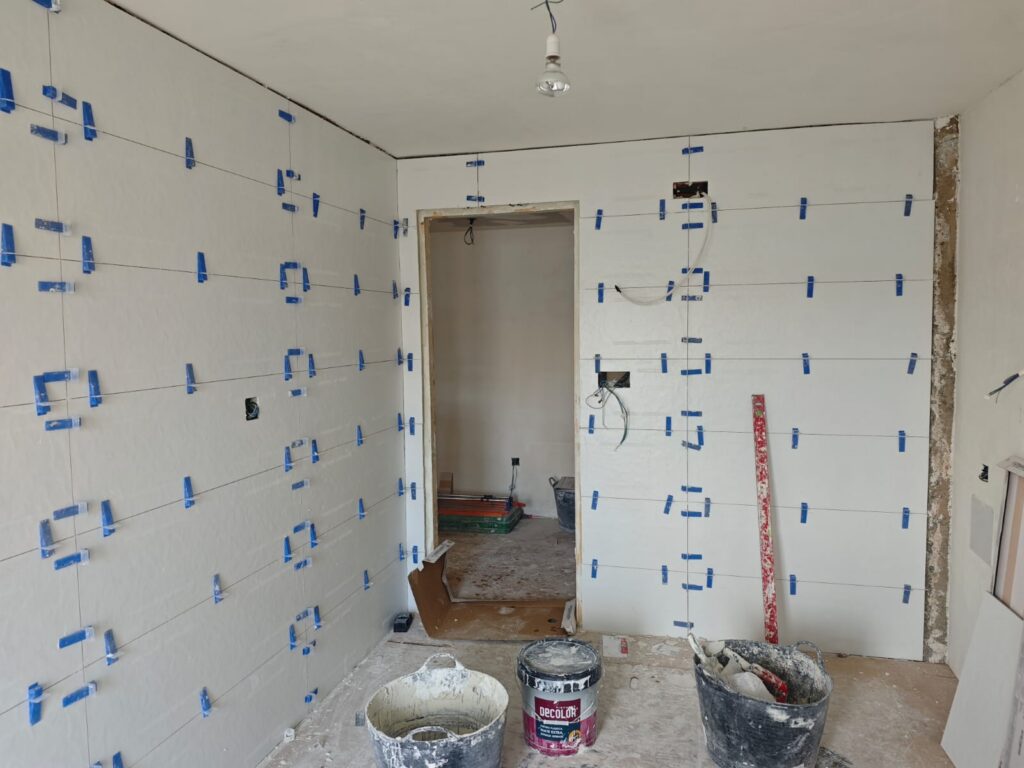 instalación de azulejos en reforma de baño en León