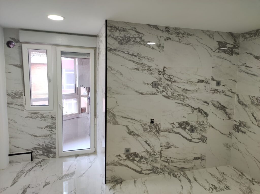 revestimiento porcelánico efecto mármol en reforma de vivienda