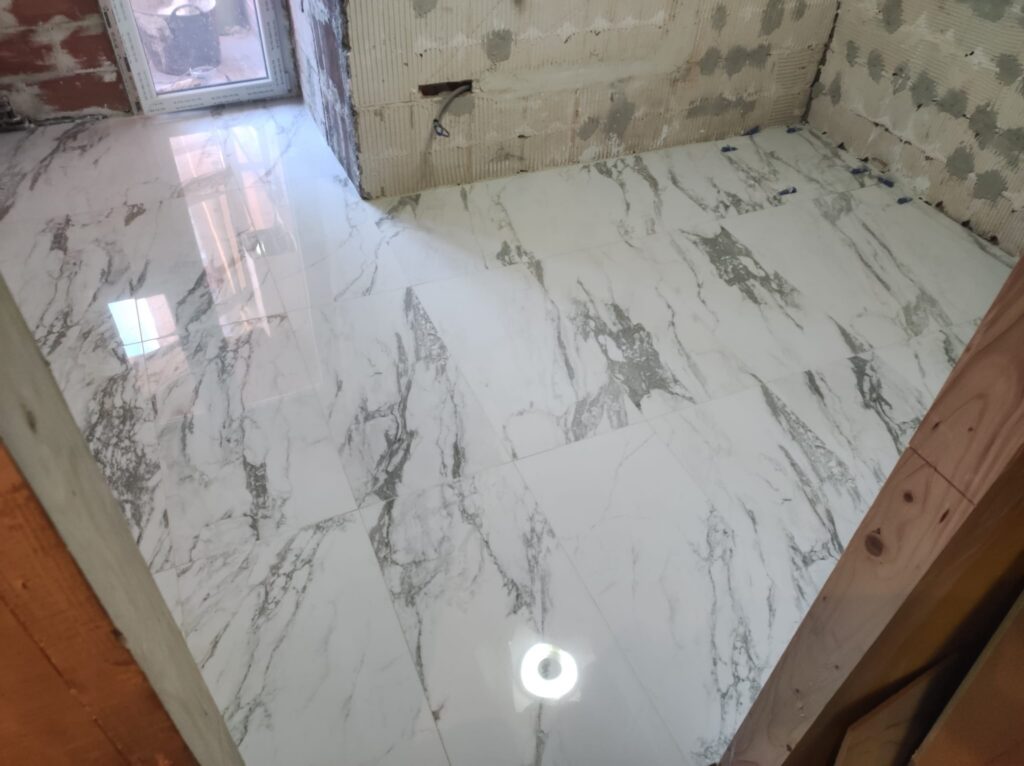 Instalación de suelo porcelánico en León